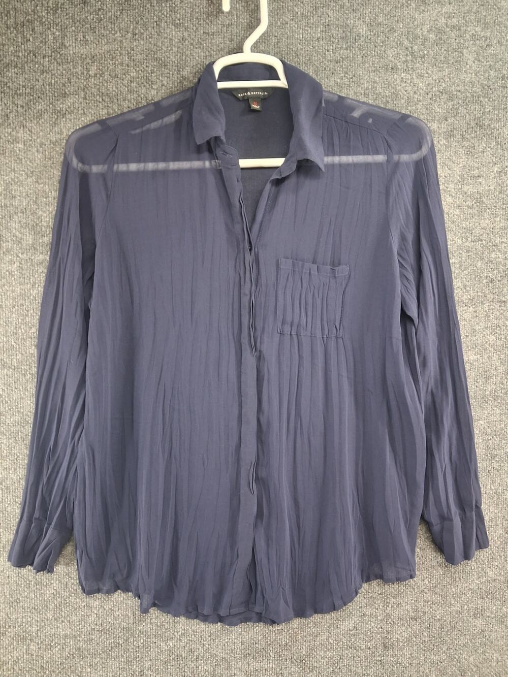 ROCK & REPUBLIC Chiffon Crinkle Top Navy Blue Pleated Button Down Medium